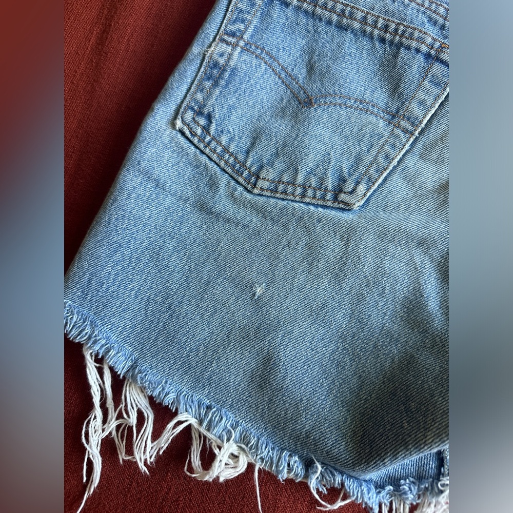 My (favorite) pair of vintage Levi’s shorts 😭 - Picture 9 of 14